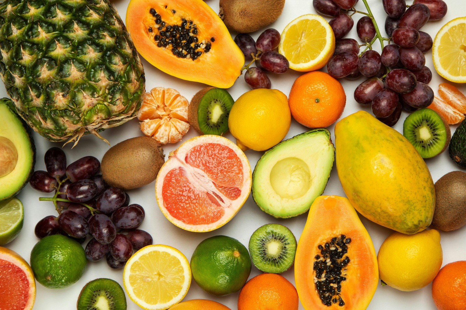 Platillo de frutas cortadas frescas